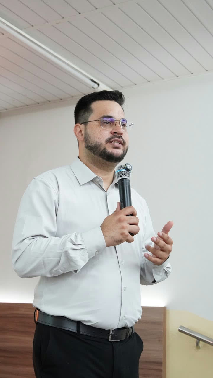 Lucas Bezerra ministrando uma aula